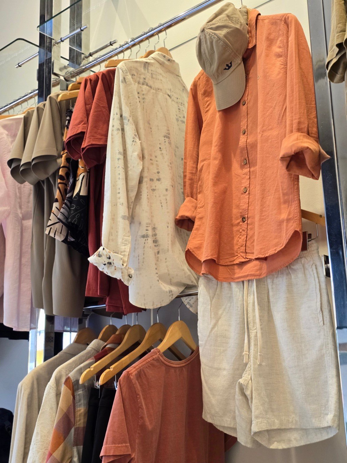 Araras com camisas e coleção masculina Espaço Homem
