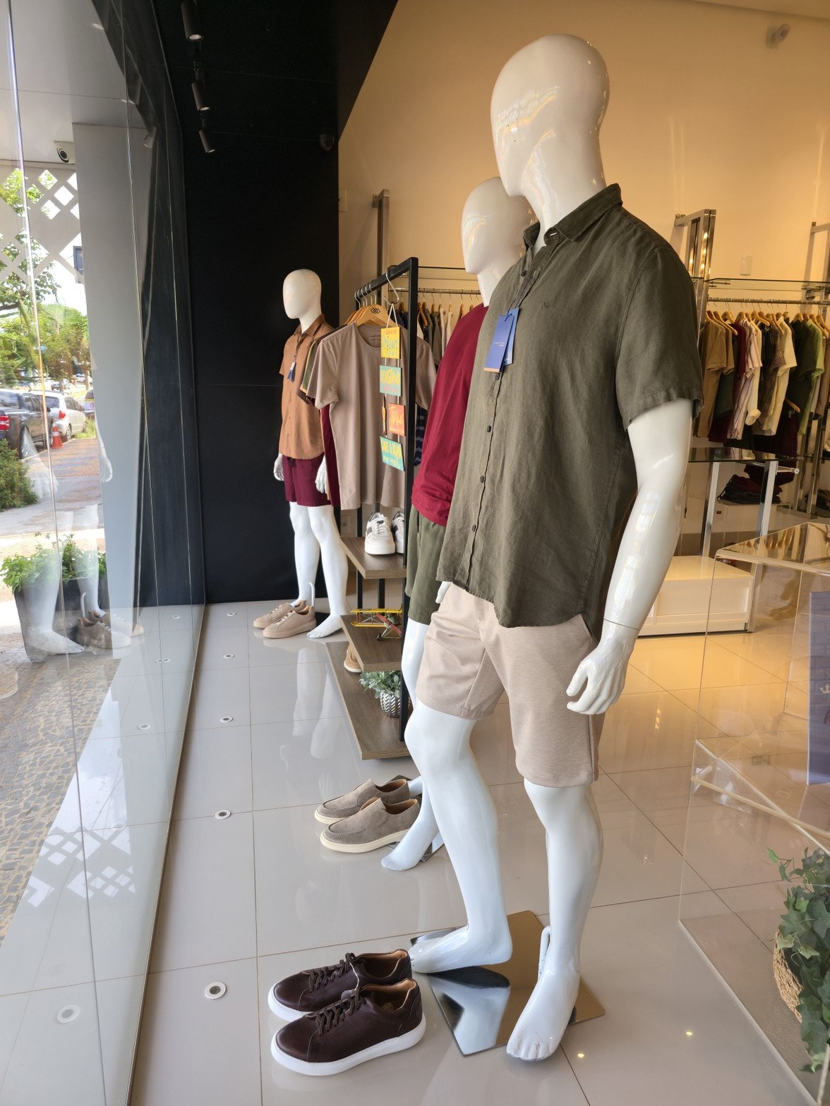 Manequins com looks masculinos completos Espaço Homem